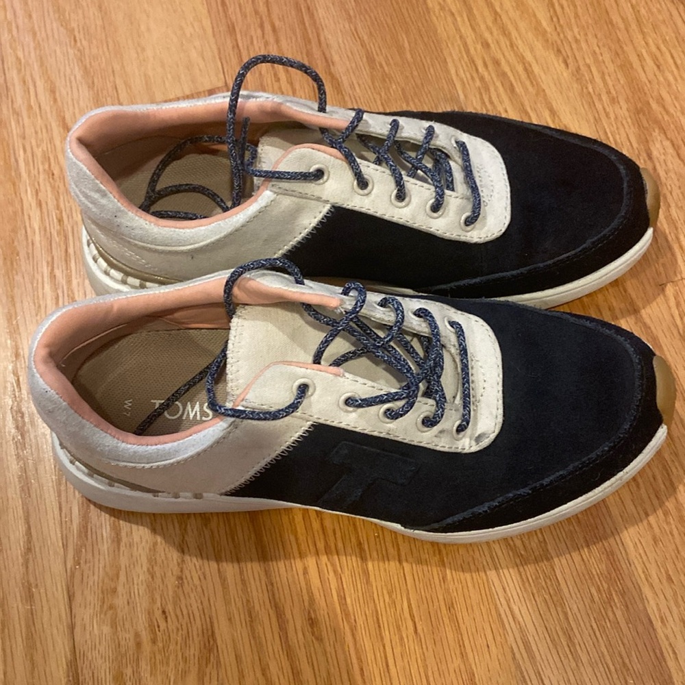 Women’s Tom’s Sneakers Size 7